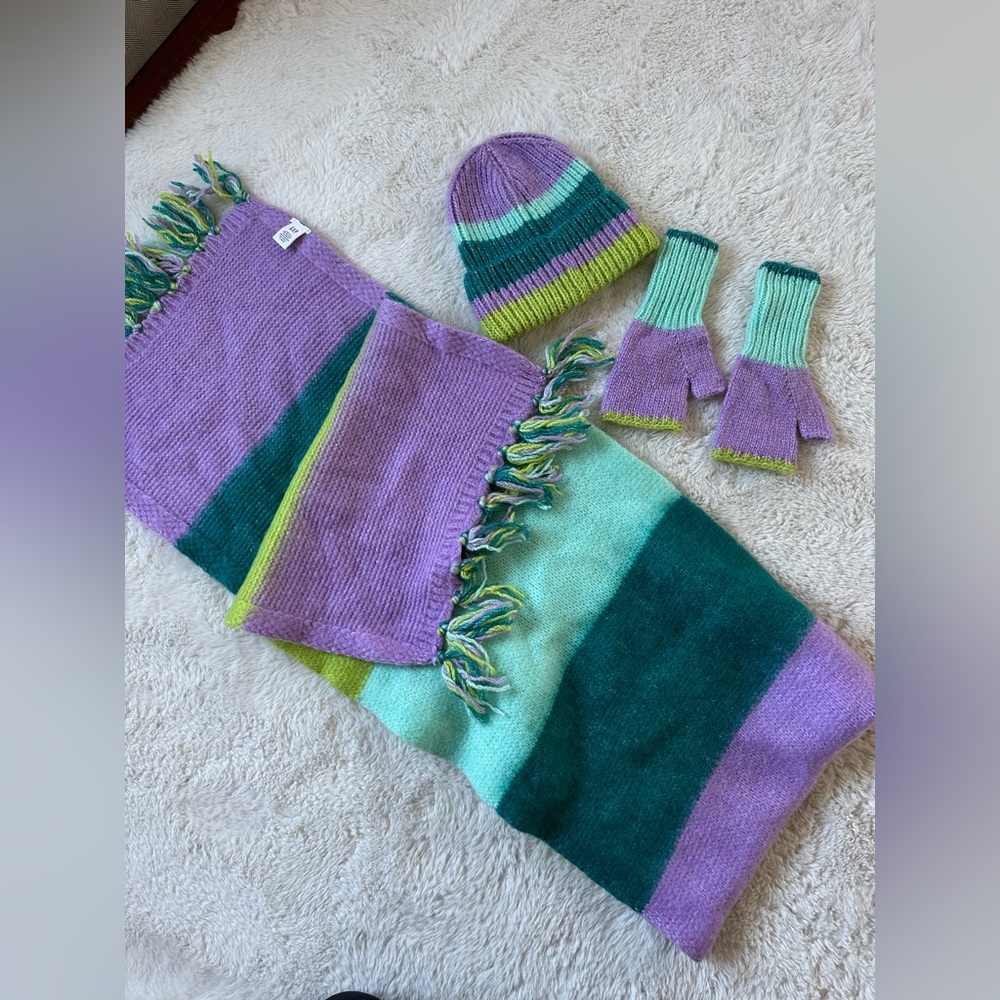Gap multicolor hat, oversized scarf and fingerless mitten set, like new